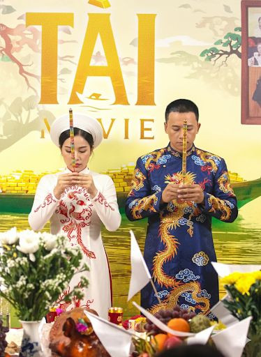 Một số khán giả còn chỉnh sửa tấm hình này thành khoảnh khắc Mỹ Tâm và Mai Tài Phến giống đang làm lễ trong đám cưới. Ảnh: Hoàng Nguyên