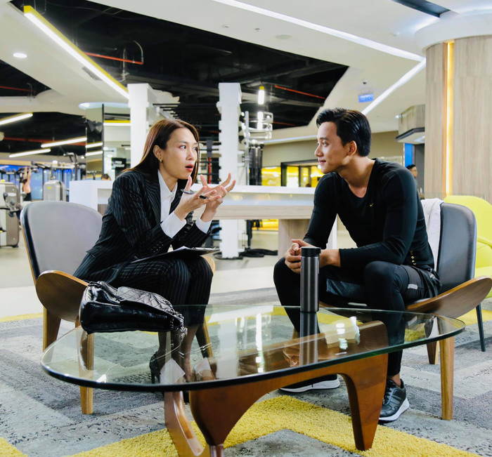 Mỹ Tâm và Mai Tài Phến trao đổi công việc.