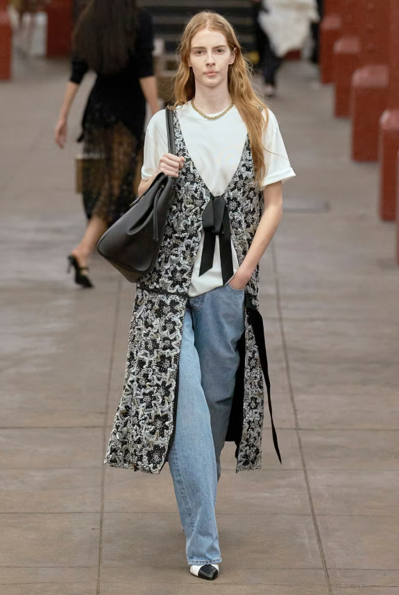 Áo gile đang được biến hóa thành những dáng hình điêu khắc, ấn tượng hơn. Một thiết kế dài, điểm xuyết chi tiết là khoản đầu tư hoàn hảo để nâng tầm ngay lập tức bất cứ set đồ nào. Ngay cả một chiếc áo thun trắng đơn giản cũng trở nên “đẳng cấp couture” nhờ lớp áo gile đáng tin cậy này. Ảnh: Elle