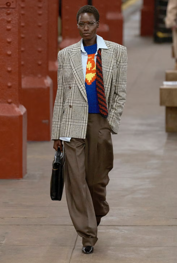 Phong cách suit lấy cảm hứng từ menswear đang rất thịnh hành, nhưng trở nên mới mẻ nhờ cách phối lớp thoải mái. Thay vì cài cúc sơ mi hay thắt cà vạt chỉn chu, để chúng buông lơi sẽ mang đến vẻ mềm mại, phóng khoáng, đúng chất Chanel. Ảnh: Elle