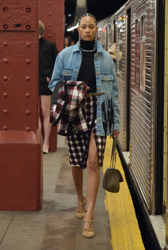 Ngành thời trang đang “phát cuồng” vì họa tiết kẻ ca-rô. Cách đơn giản nhất để tránh bộ đồ nhàm chán là kết hợp linh hoạt các họa tiết và chất liệu, như Chanel khéo léo mix kẻ ca-rô, tweed và denim. Sự phối hợp này tạo cảm giác vừa đồ họa, vừa bất ngờ, hoàn toàn khác biệt và không hề “quê mùa”. Ảnh: Elle