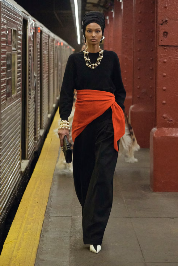 Một chiếc khăn xinh xắn có thể thay thế thắt lưng một cách hoàn hảo. Mẹo phối đồ này đã được Chanel “chứng nhận”, với điểm nhấn màu sắc tươi mới thổi sức sống vào những bộ trang phục đen tuyền mùa đông. Ảnh: Elle