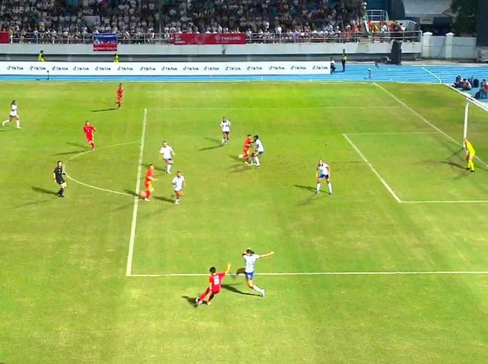 Tình huống trọng tài bắt sai khiến tuyển nữ Việt Nam thua Philippines.