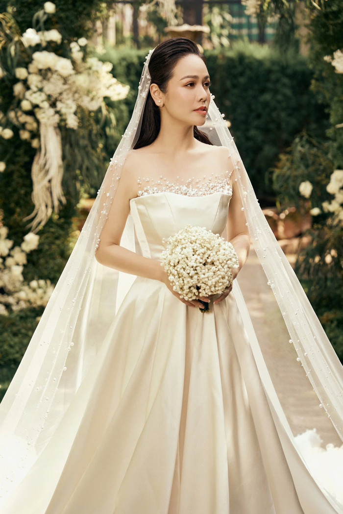 Nhật Kim Anh tung ảnh mặc váy cô dâu gây bất ngờ.&nbsp;