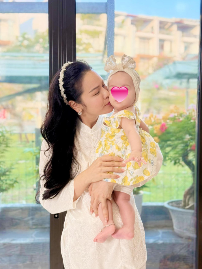 Nữ ca sĩ bên con gái nhỏ.