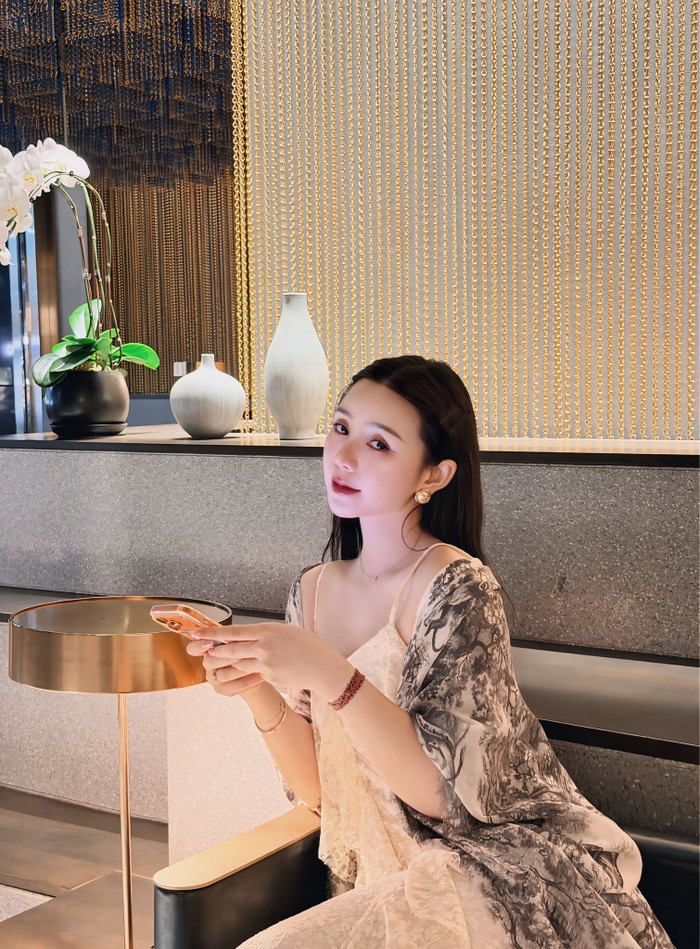 Quỳnh Kool chăm chỉ đăng ảnh sang chảnh, thời thượng lên mạng xã hội. Ảnh: FBNV