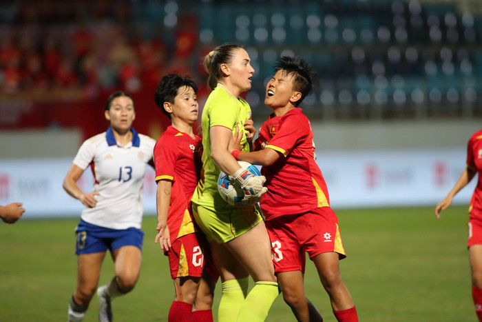 Bích Thuỳ lao vào thủ môn Philippined bảo vệ đồng đội. Ảnh: Quý Lượng