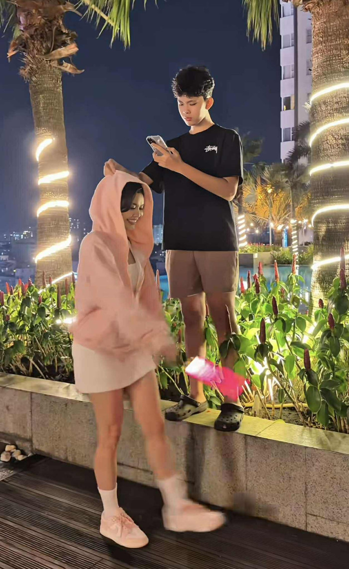 Trương Quỳnh Anh cùng con trai quay clip bắt trend. Nhan sắc và vóc dáng của nữ ca sĩ nhận về nhiều lời khen từ khán giả. (Ảnh chụp màn hình)