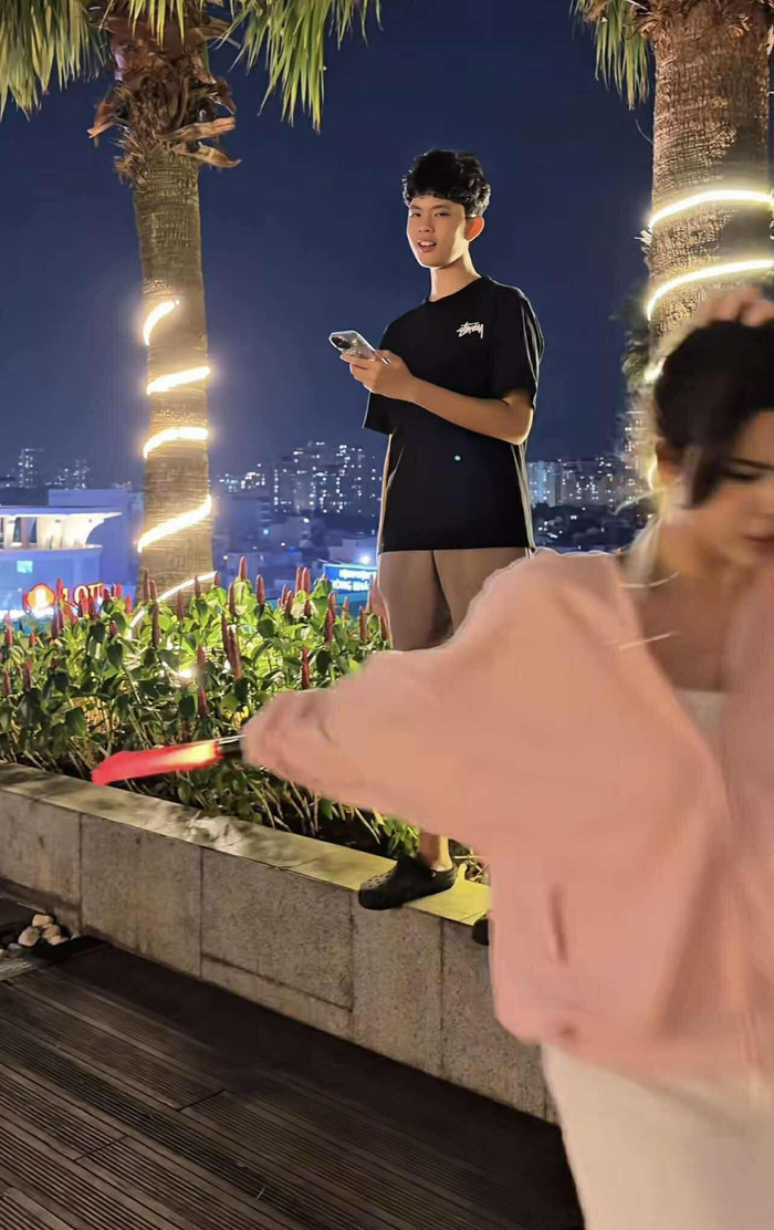 Con trai của nữ ca sĩ được nhận xét có vẻ ngoài điển trai, cùng chiều cao nổi bật ở tuổi 13. (Ảnh chụp màn hình)