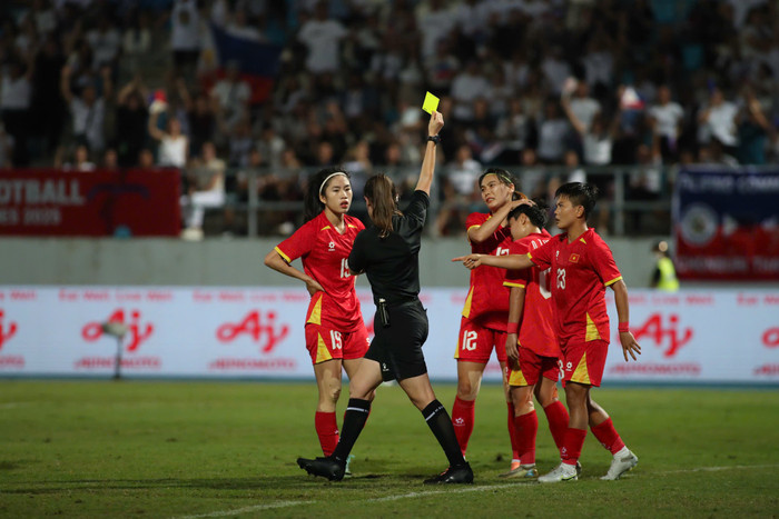 Tuyển nữ Việt Nam bị trọng tài bắt ép. Ảnh: Quý Lượng