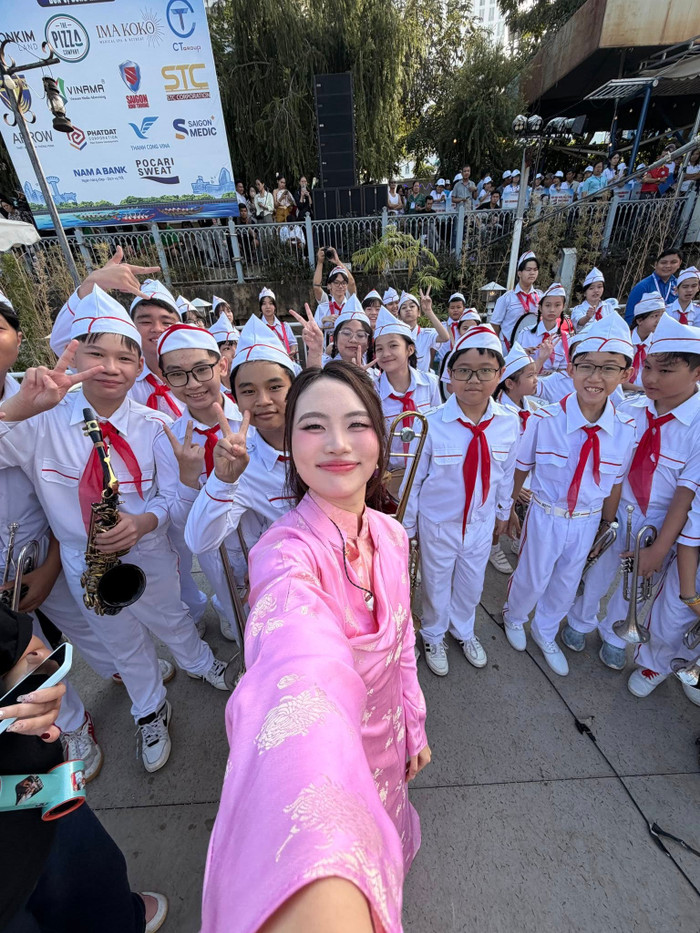 Phương Mỹ Chi thường xuyên tham gia các chương trình giao lưu, biểu diễn với học sinh - sinh viên (Ảnh: FBNV).