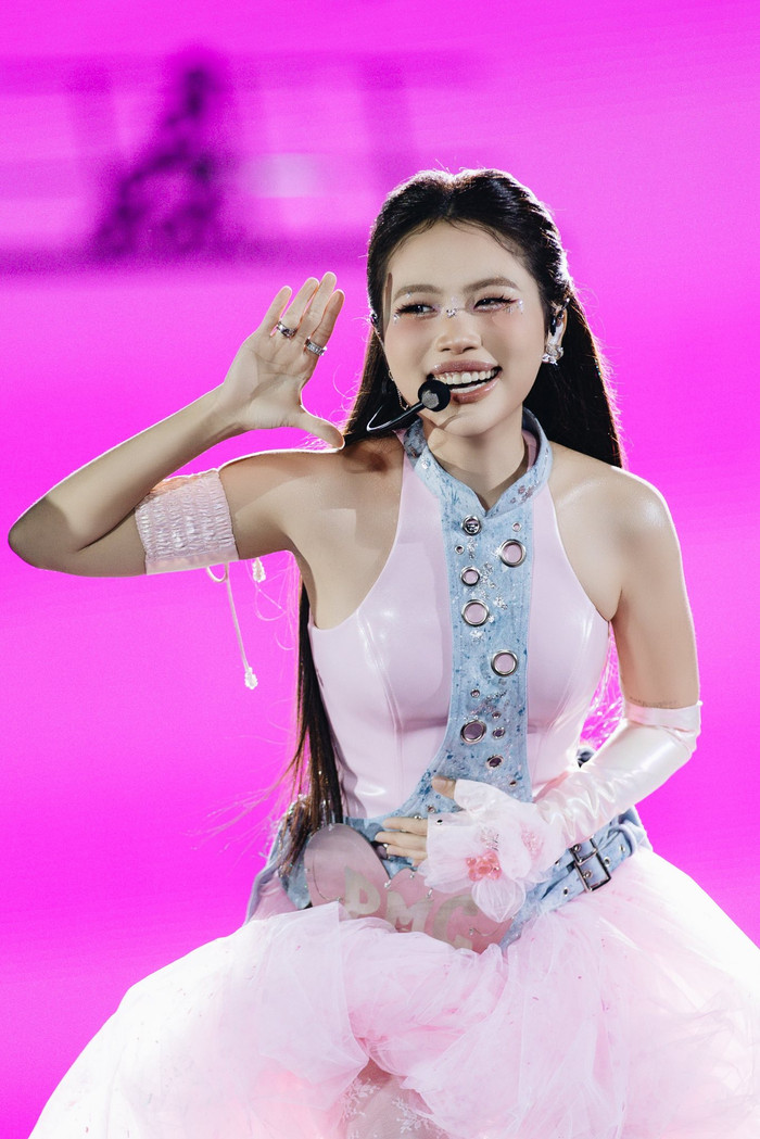 Phương Mỹ Chi mong muốn người hâm mộ nên không nên chi tiền để bình chọn cho cô (Ảnh: FBNV).