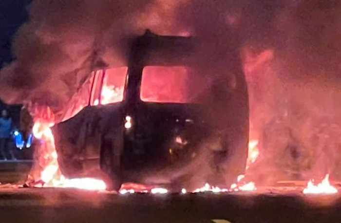 Xe cứu thương bốc cháy ngay sau tai nạn - Ảnh: Báo Tuổi Trẻ