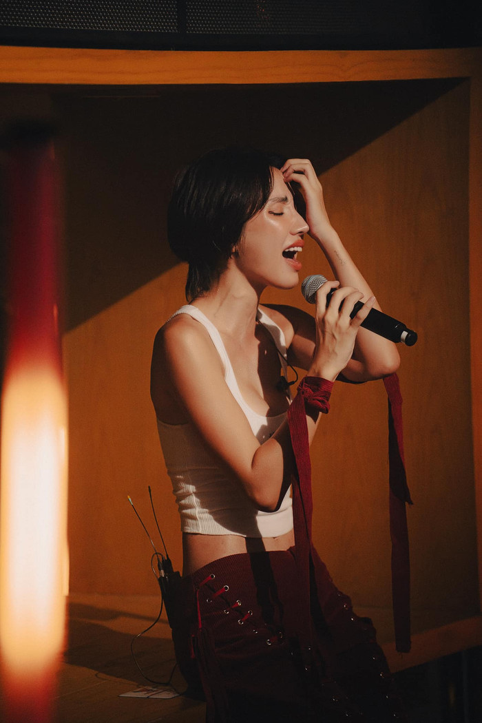 Nữ ca sĩ Việt khoe body múi cục cục, ai nhìn cũng 'sốc' Ảnh 1