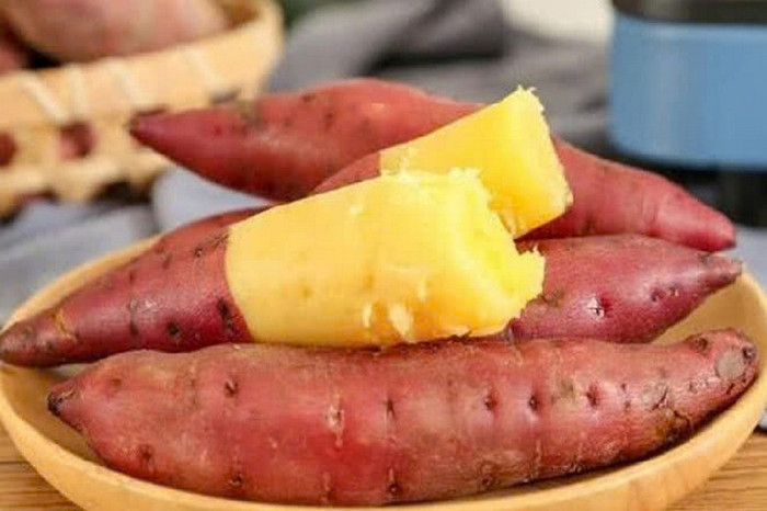 Khoai lang chứa tinh bột hấp thu chậm, giúp cung cấp năng lượng ổn định và hạn chế tình trạng tăng đường huyết đột ngột.&nbsp;(Ảnh minh họa từ Internet)
