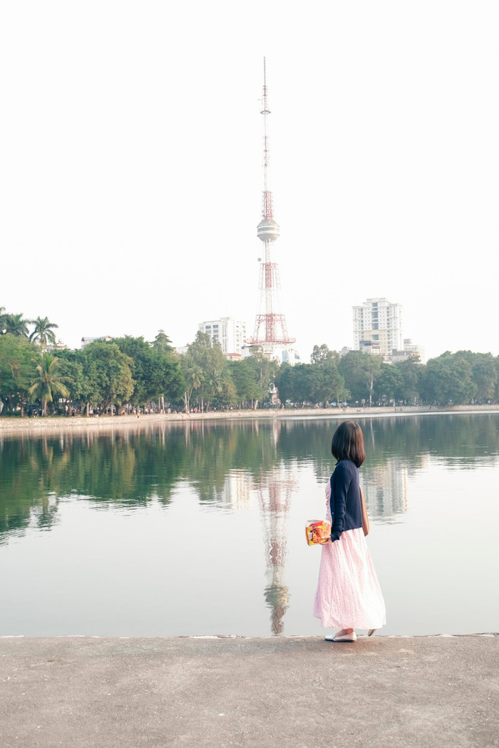 Hà Nội vừa được lọt top thành phố có chi phí du lịch hợp túi tiền của nhiều du khách. (Ảnh Viett Anh / page Chuyện của Hà Nội)