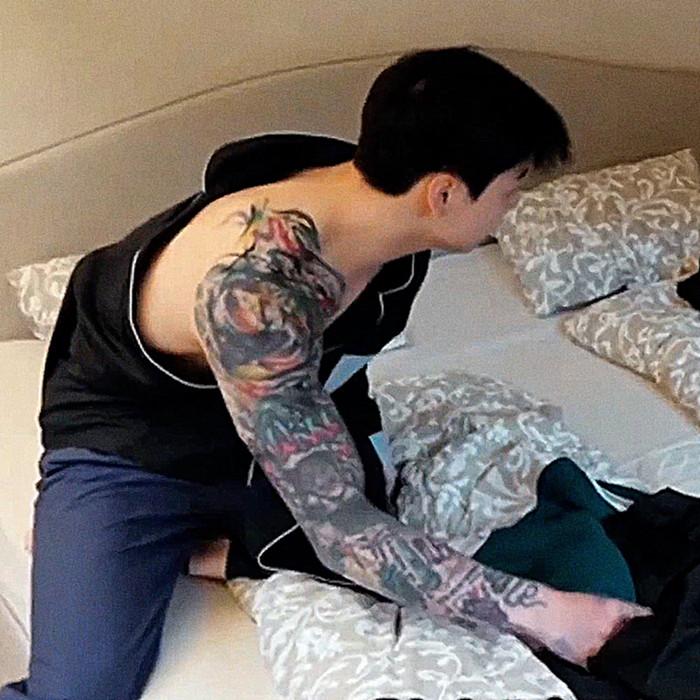 Hình ảnh Jungkook (BTS) che một bên tay khiến khán giả xôn xao bàn tán. Ảnh: X