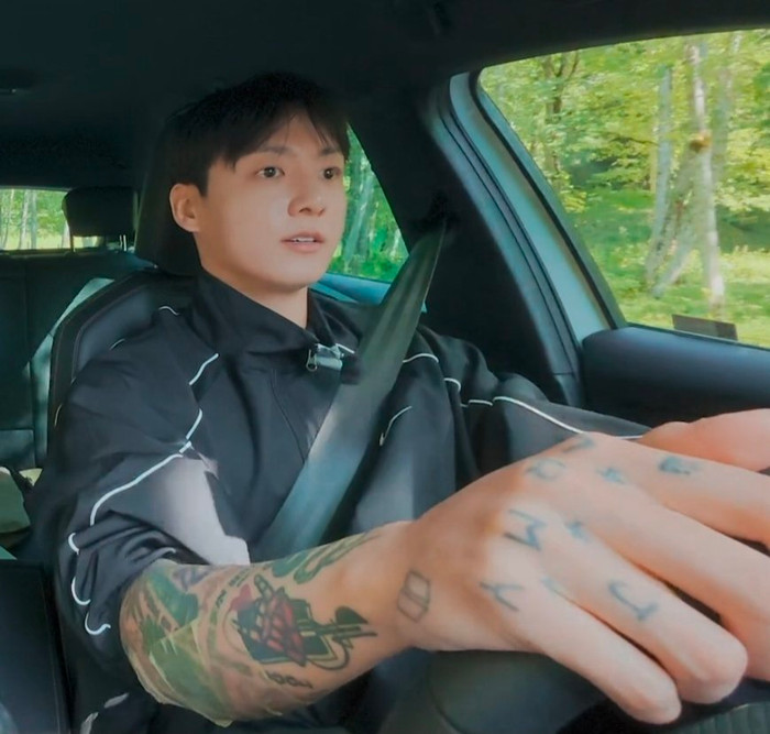 Một số người hâm mộ cho rằng Jungkook để lộ cánh tay xăm kín vì có lớp băng trong suốt dán ở khuỷu tay. Ảnh: X