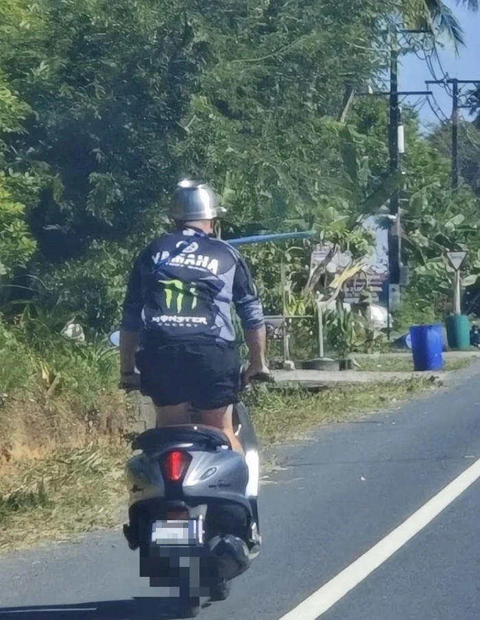 Xôn xao người đàn ông dùng nồi nấu ăn làm mũ bảo hiểm khi chạy xe máy trên đường Ảnh 3