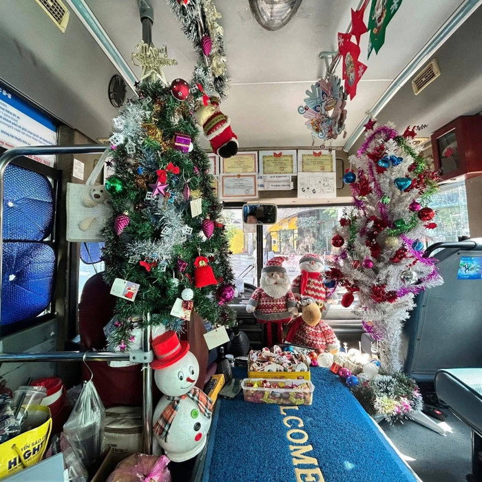 Không gian lung linh trên tuyến xe buýt số 72 - Nguồn: Báo Thanh niên