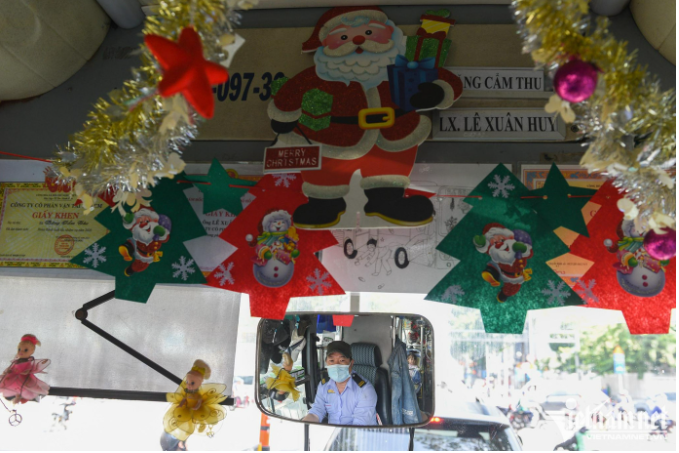 Việc trang trí Noel trên xe buýt đã được vợ chồng anh Huy duy trì từ 2022 - Ảnh: Báo Vietnamnet