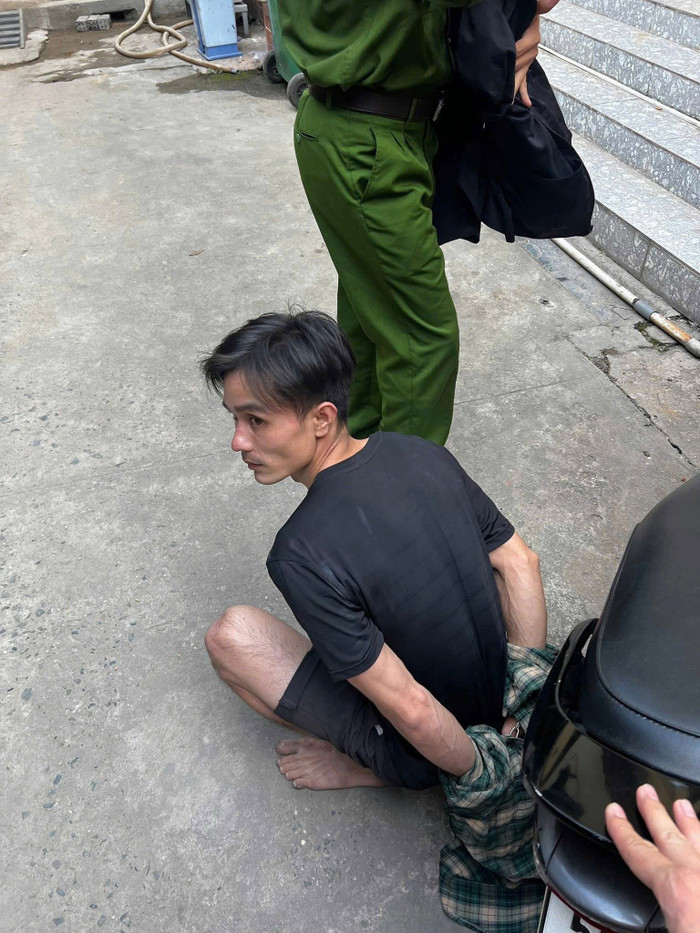 Đối tượng bị người dân khống chế và bàn giao cho Công an. Ảnh: Công an phường An Tịnh&nbsp;