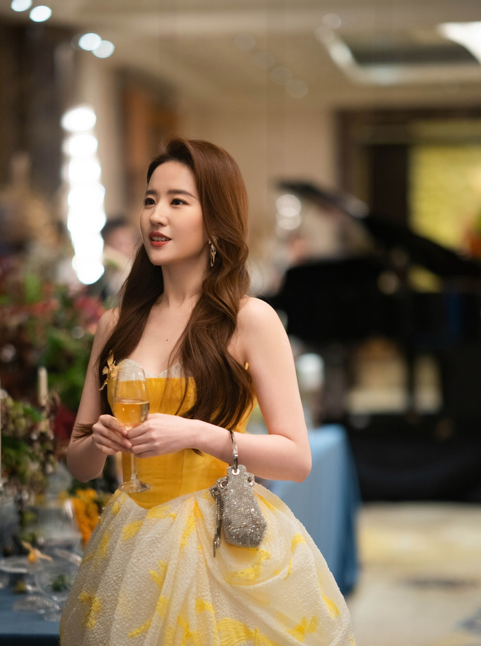 Câu chuyện hoa hồng là dự án truyền hình mới nhất đánh dấu sự trở lại của Lưu Diệc Phi ở dòng phim hiện đại. Trong phim, cô vào vai Hoàng Diệc Mai - một người phụ nữ trải qua nhiều cột mốc quan trọng của cuộc đời.