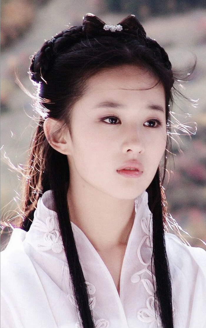 Tiểu Long Nữ được xem là vai diễn kinh điển nhất trong sự nghiệp Lưu Diệc Phi. Hình ảnh bạch y lạnh lùng, thoát tục giúp cô gắn liền với biệt danh 'thần tiên tỷ tỷ'.