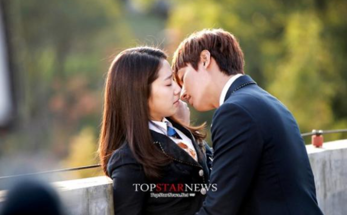 Công thức 'con nhà giàu' kinh điển: Lee Min Ho và Park Shin Hye đưa khán giả vào vòng xoáy tình yêu tuổi học trò