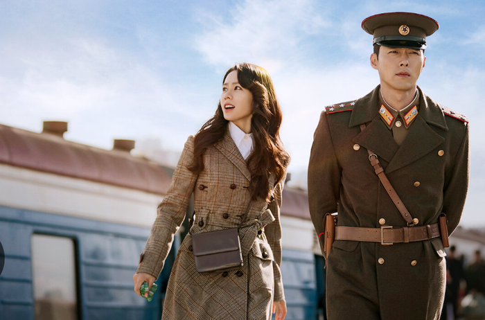 Một cú ‘hạ cánh’ định mệnh mở ra chuyện tình xuyên biên giới gây bão toàn cầu