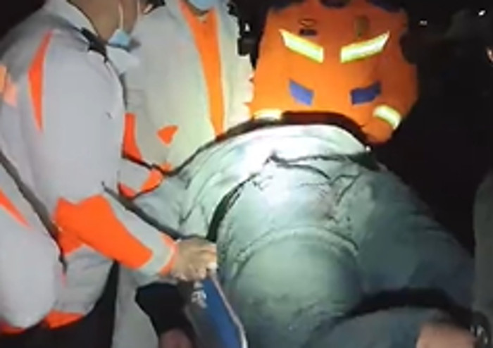 Trèo tường rào ký túc xá để đi mua đồ ăn, nam sinh viên phải cầu cứu giữa đêm Ảnh 3