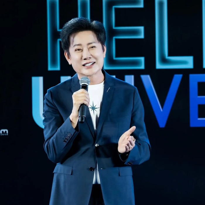 Ông Nawat vừa chia sẻ về chi phí điều trị dành cho Miss Universe Jamaica sau sự cố té trên sân khấu. (Ảnh Thairath)