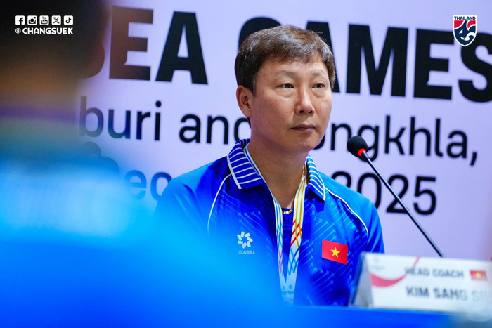 HLV Kim Sang Sik nhận xét chân sút Thái Lan rất khoẻ. Ảnh: FAT