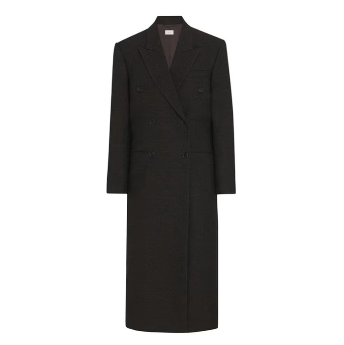 Chiếc áo khoác dài của The Row bằng len màu nâu mang đậm phong cách tối giản đặc trưng của thương hiệu. Với phom dáng ôm vừa vặn và những đường cắt sắc nét, đây là món đồ linh hoạt, phù hợp cho mọi dịp. Ảnh: Harpers Bazaar