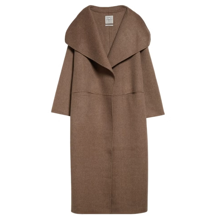 Chiếc áo khoác của Tontem với phom dáng oversized, được nâng tầm nhờ chất liệu cashmere sang trọng, trở thành món đồ bạn sẽ muốn khoác lên người mỗi khi có cơ hội. Ảnh: Harpers Bazaar