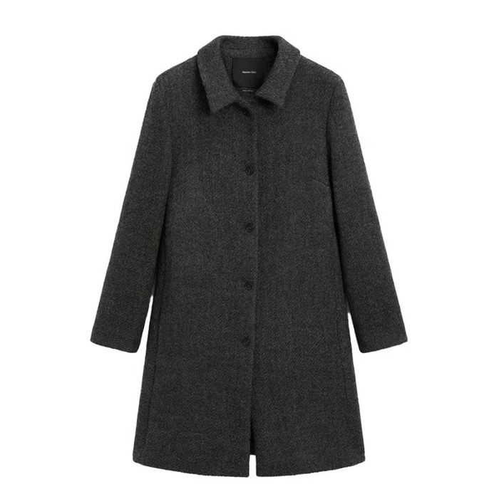 Chiếc áo khoác dài Massimo Dutti bằng chất liệu len pha trộn, dáng single-breasted, là lựa chọn vượt thời gian cho cả những ngày thường lẫn các dịp đặc biệt. Tông màu than chì mang chiều sâu tinh tế cho các set đồ layer, đồng thời là điểm nhấn phá cách so với trang phục đen truyền thống. Ảnh: Harpers Bazaar