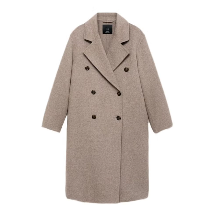 Áo khoác dáng oversized của Mango kết hợp thiết kế cổ điển double-breasted với phong cách hiện đại tinh tế. Những đường cắt gọn gàng cùng hàng cúc bóng bẩy tạo nên phom dáng vượt thời gian, luôn giữ vững sức hút bất chấp xu hướng. Ảnh: Harpers Bazaar