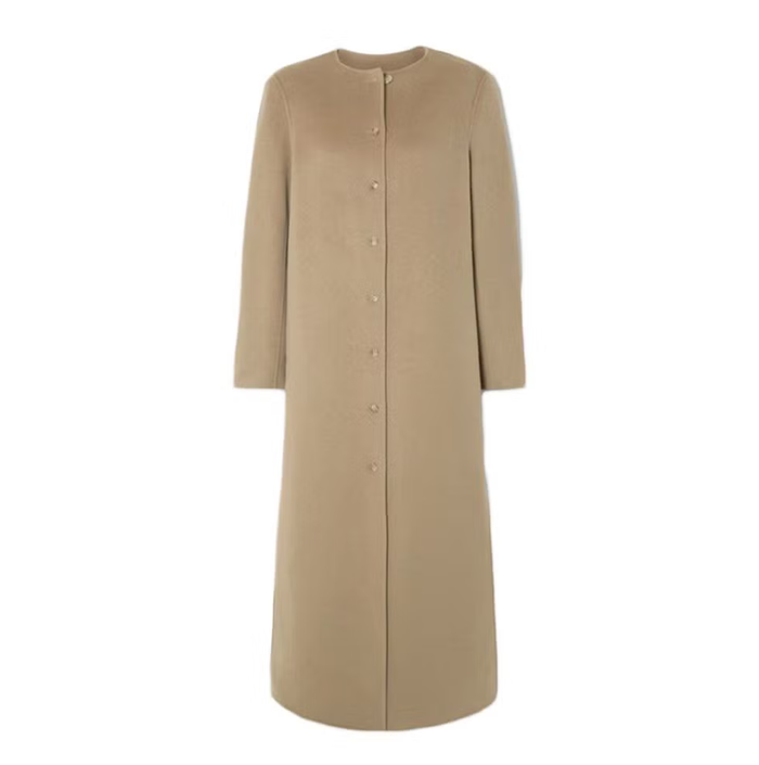 Chiếc áo khoác Loulou Studio Martil bằng len và cashmere pha trộn mang đến nét thanh lịch nữ tính. Dáng dài chạm sàn cùng vẻ quyến rũ cổ điển biến đây thành món đồ nổi bật, hoàn hảo cho những khoảnh khắc mùa đông sang trọng nhất. Ảnh: Harpers Bazaar