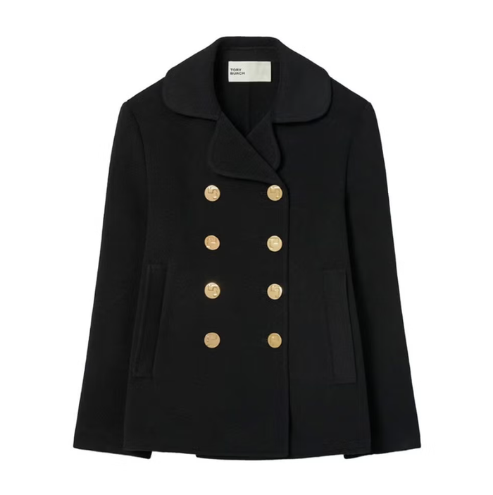 Chiếc peacoat bằng len của Tory Burch gây ấn tượng với đường may tinh tế và phom dáng cổ điển, trở thành món đồ đầu tư đáng giá. Những đường cắt gọn gàng tôn lên vẻ sắc sảo, trong khi các cúc vàng điểm xuyết mang đến nét sang trọng lôi cuốn. Ảnh: Harpers Bazaar