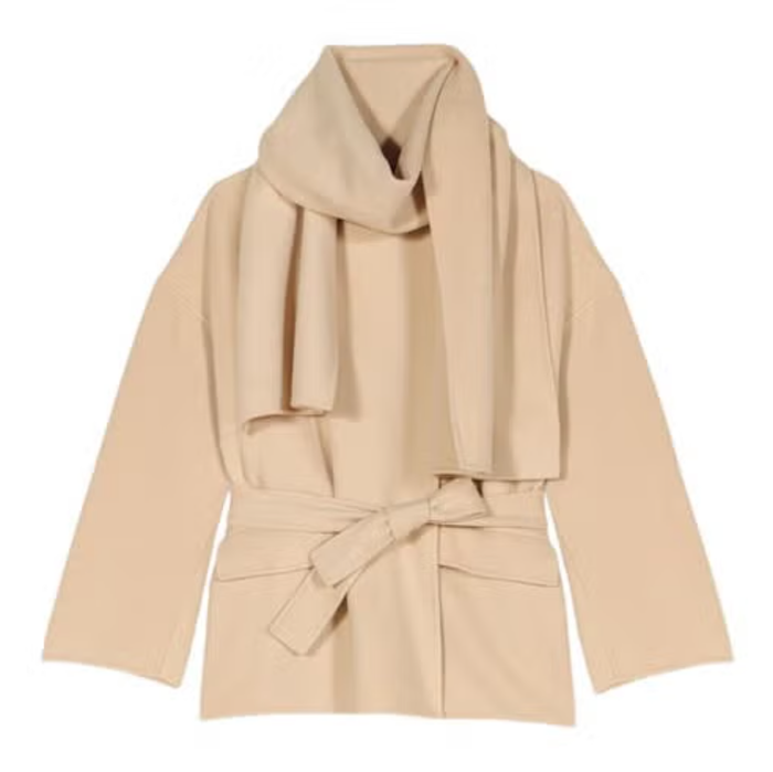 Chiếc áo khoác Maje Double-Faced tích hợp khăn quàng với những đường cắt gọn gàng và tông be cát là món đồ hiện đại không thể thiếu. Dáng áo ngắn chạm hông dễ dàng phối cùng mọi trang phục, từ jeans và giày loafers đến váy dài và boots. Ảnh: Harpers Bazaar