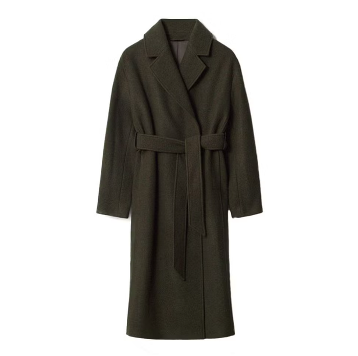 Chiếc áo khoác quấn có thắt lưng của & Other Stories kết hợp tông xanh olive đậm với đường may cổ điển, mang đến vẻ nổi bật nhưng vẫn vượt thời gian. Dù phối cùng các món đồ ton-sur-ton hay họa tiết táo bạo, sắc xanh olive này vẫn tạo nét mới mẻ cho tủ đồ trung tính của bạn. Ảnh: Harpers Bazaar