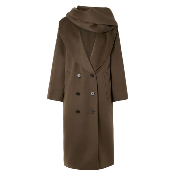 Chiếc áo khoác Róhe Double-Breasted với thiết kế tích hợp khăn quàng đã từ xu hướng trở thành món đồ cơ bản hiện đại. Phom dáng đa chiều của áo mang đến vẻ ấm áp nhưng vẫn tinh tế, sang trọng. Ảnh: Harpers Bazaar