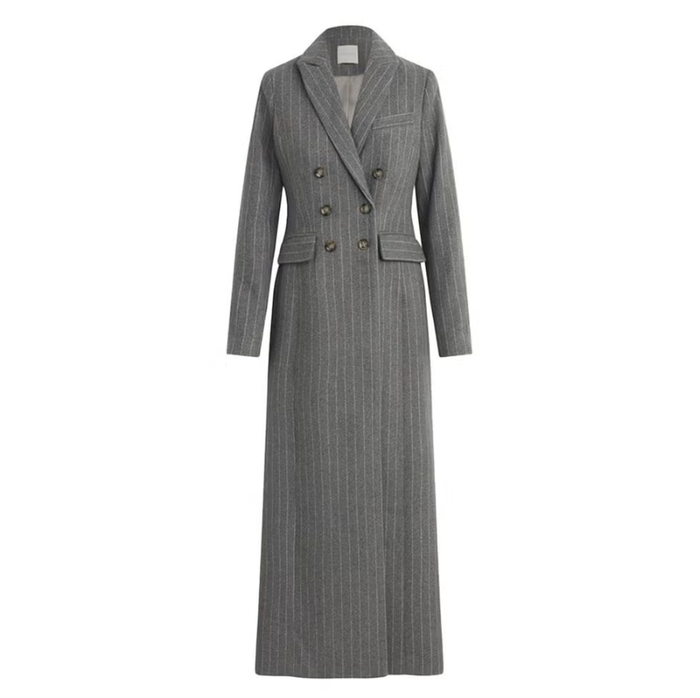 Chiếc áo khoác Favorite Daughter The Simon với họa tiết kẻ sọc mang đến vẻ sang trọng và tinh tế cho mọi set đồ. Dáng dài chạm sàn tạo điểm nhấn ấn tượng, dễ dàng phối cùng denim năng động hay trang phục công sở thanh lịch. Ảnh: Harpers Bazaar