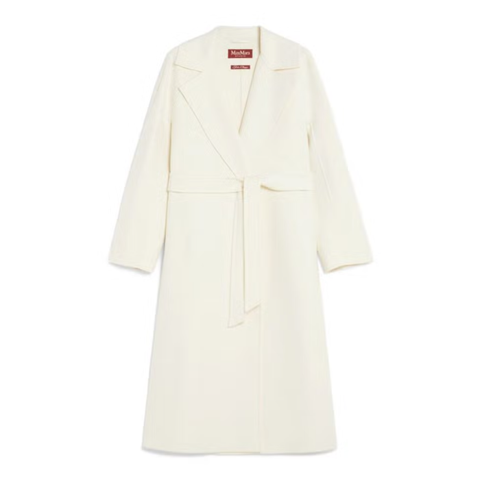 Chiếc áo khoác Max Mara bằng len, cashmere và lụa, điểm xuyết thêm thắt lưng, toát lên vẻ thanh lịch và tinh tế của mùa đông với tông màu ngà trang nhã. Đây là món đầu tư thời trang bền giá trị, đồng hành cùng bạn qua nhiều mùa. Ảnh: Harpers Bazaar