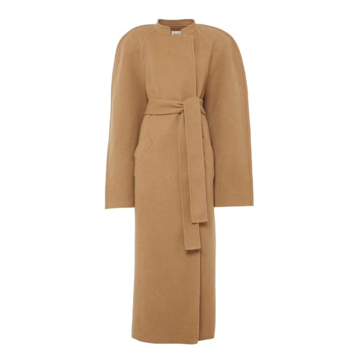 Chiếc áo khoác Khaite Rothen bằng len gây ấn tượng với phom dáng phóng đại, mang đến nét kiến trúc táo bạo cho tủ đồ mùa đông. Kiểu cắt tinh tế nâng tầm ngay cả những set đồ đơn giản nhất, giúp bạn nổi bật ở bất cứ đâu. Ảnh: Harpers Bazaar