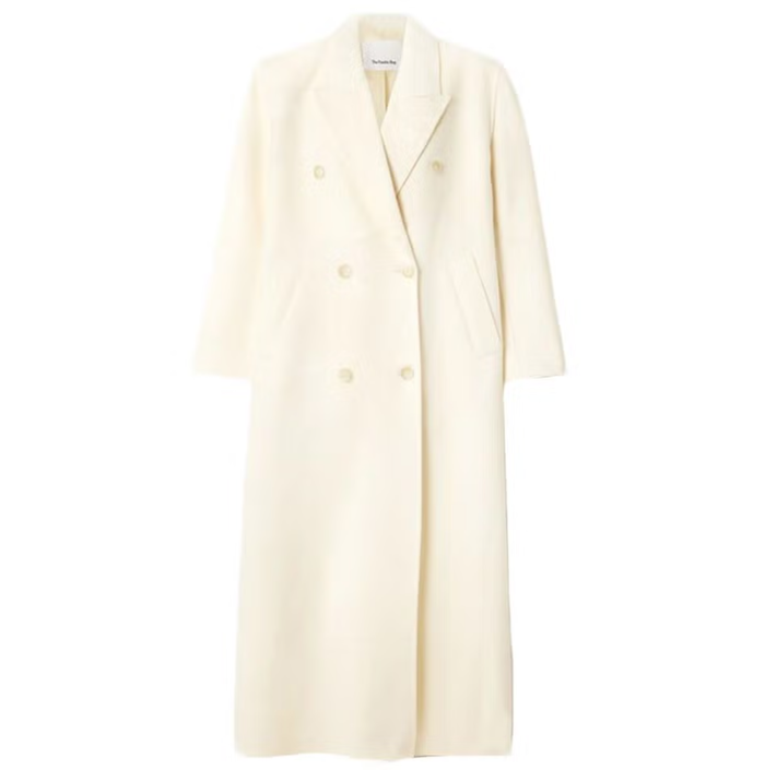 Áo khoác bằng chất liệu len pha của Frankie Shop nổi bật với những đường cắt gọn gàng và chiều dài ấn tượng, trở thành món đồ không thể thiếu trong tủ quần áo mùa đông. Ảnh: Harpers Bazaar