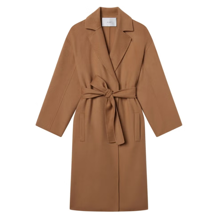 Chiếc áo khoác A.L.C. Peter bằng len và cashmere mang phom dáng quấn eo, vừa giữ ấm vừa tạo đường nét thanh thoát cho người mặc. Tông màu camel cổ điển giúp nó dễ dàng phối hợp, phù hợp từ những set đồ thoải mái hàng ngày đến những bộ trang phục lịch sự hơn. Ảnh: Harpers Bazaar