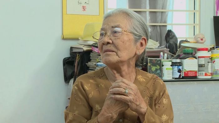 Trước đó NSƯT Phi Điểu vẫn chăm chỉ làm việc và tự lái xe máy đi làm. Ảnh chụp màn hình