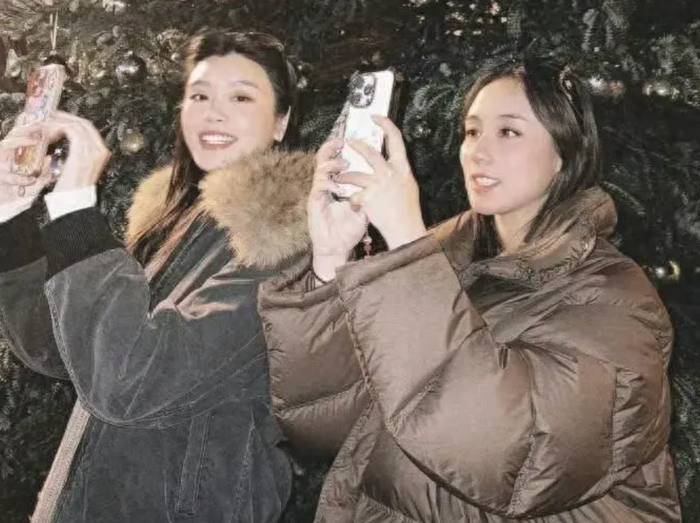 Nữ siêu mẫu Hề Mộng Dao tranh thủ đi chơi trong dịp Giáng sinh. Ảnh: QQ