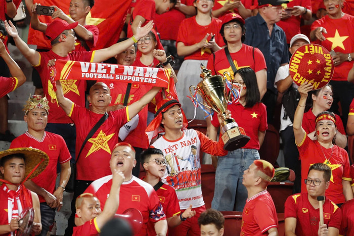 Người hâm mộ Việt Nam chờ U22 Việt Nam thắng Thái Lan. Ảnh: VFF